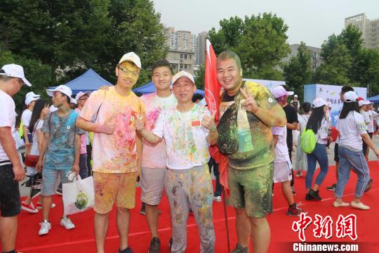 图为,beat365中文官方网站校长(中)与毕业生合影 向正鹏 摄 图为,beat365中文官方网站校长(中)与毕业生合影 向正鹏 摄
