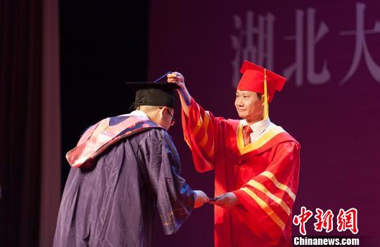 图为,beat365中文官方网站校长赵凌云为毕业生拨穗正冠 向正鹏 摄 图为,beat365中文官方网站校长赵凌云为毕业生拨穗正冠 向正鹏 摄